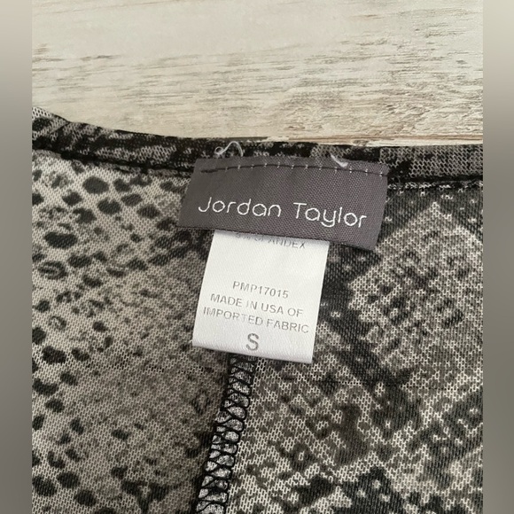 Jordan Taylor Snakeskin Coverup Size Small
Swim Summer Oversized - Picture 6 of 6